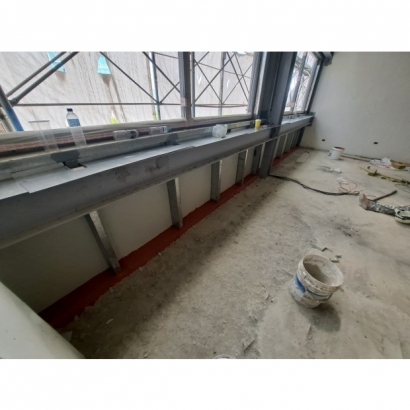 鋼構三明治層間塞施工中-塗膠.jpg